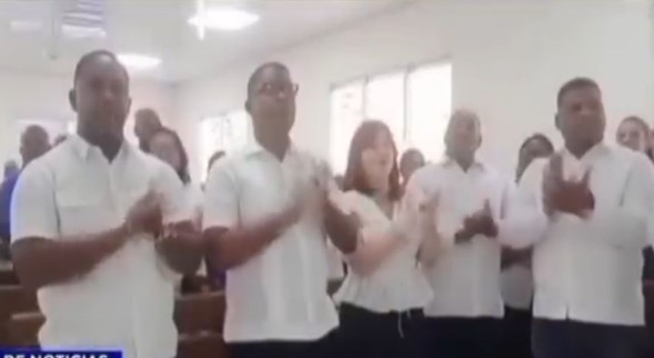 ALCALDE CARLOS MONTAÑO EN CONJUNTO DE LA COMISION PRESIDENCIAL DE APOLLO BARRIAL Y EL DIRECTOR DE PROPEED ROBERTO POLANCO REALIZARON LA IGNAGURACION DE UNA CAPILLA EN EL SECTOR DEL LIMON DEL DISTRITO MUNICIPAL DE LA CUABA